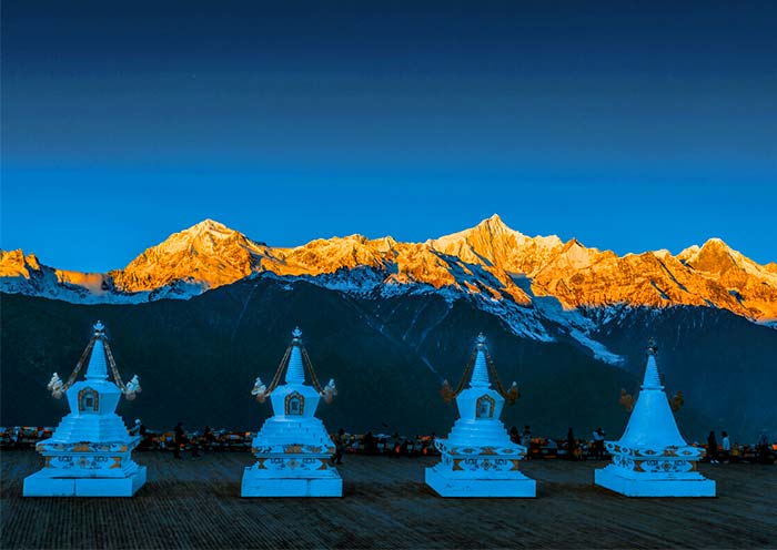 在飞来寺远观的壮丽梅里雪山全景 在飞来寺远观的壮丽梅里雪山全景