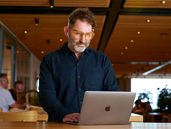 カフェマックスでMacBookを使っているAppleコーポレート部門のチームメンバー。