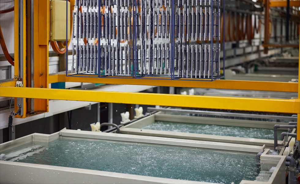 零組件生產線上的機器有水滴下，落到機器下方的水桶中