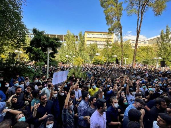 Ζωή που αντιστέκεται στο θάνατο. Ο λαός του Ιράν ξεσηκώνεται