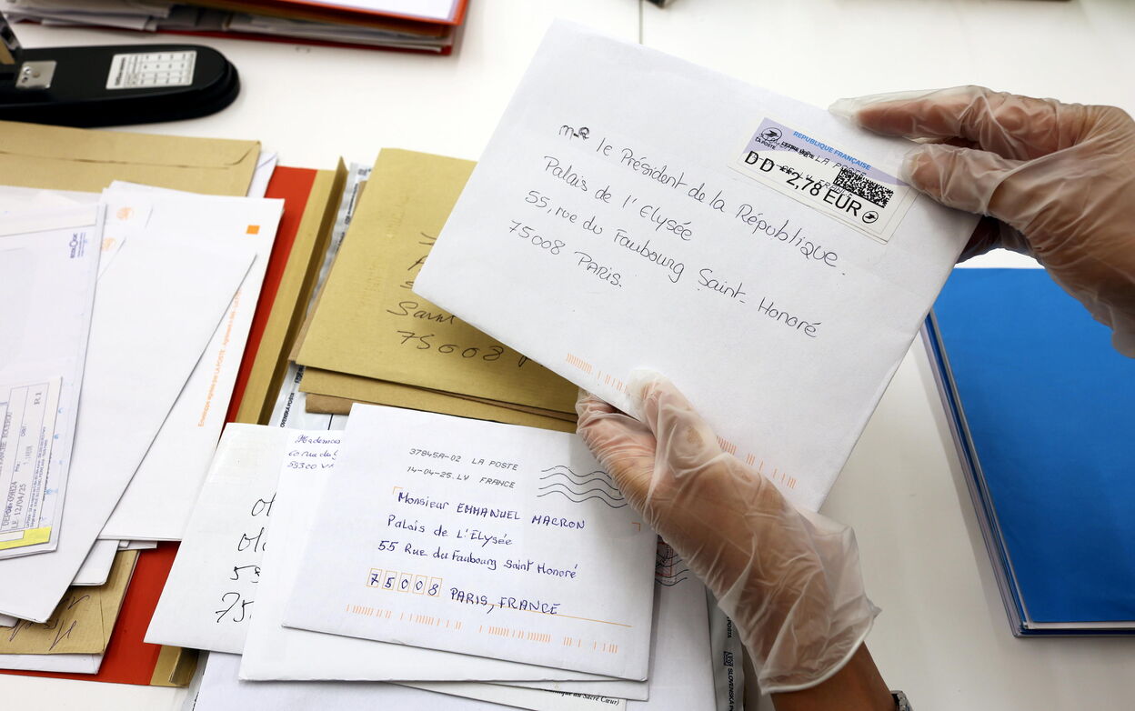 Paris, le 15 avril. Au service du courrier de la présidence de l'Elysée au Palais de l'Alma, les lettres envoyées à Emmanuel Macron sont triées puis numérisées. LP/Olivier Lejeune