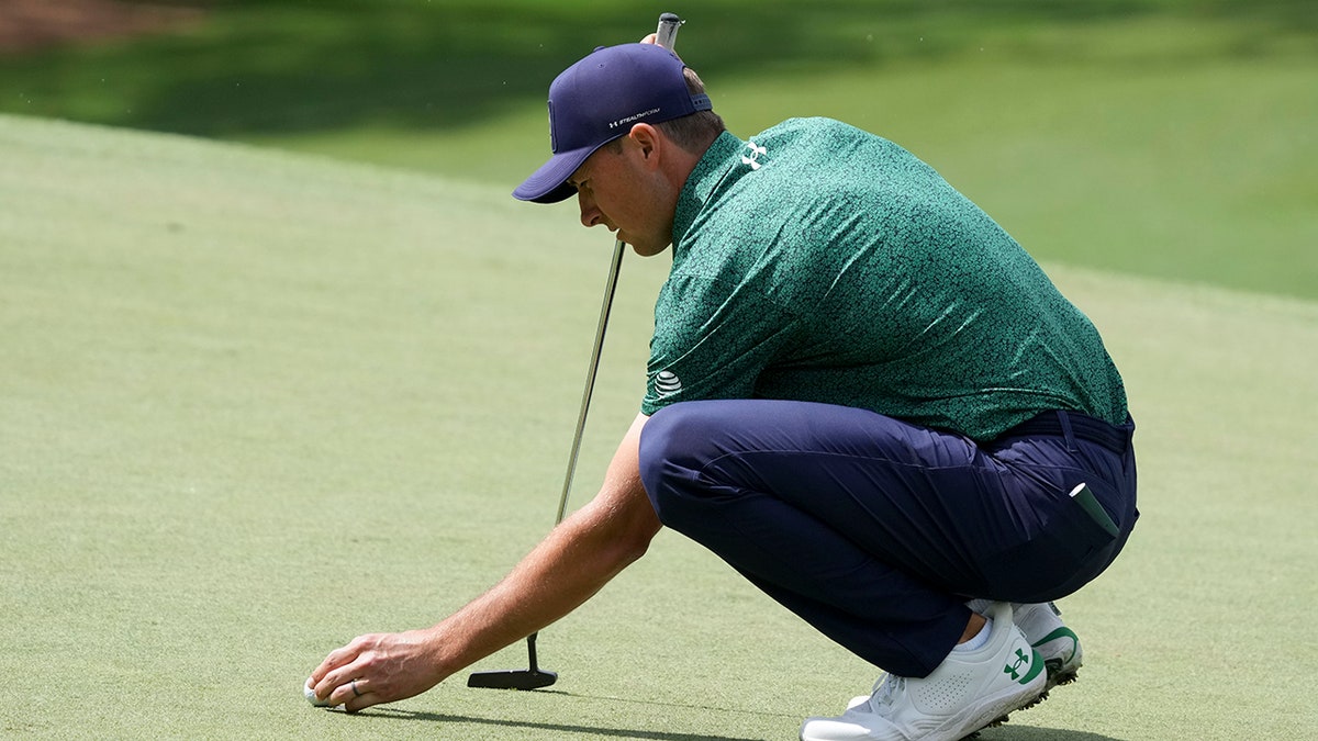 Jordan Spieth lines up putt