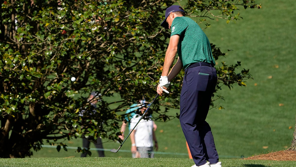 Jordan Spieth chips