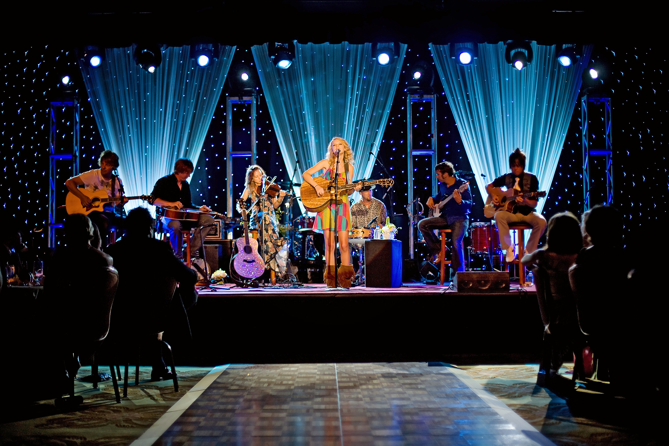 Academy student delegate Taylor Swift performs some of her hit songs at the 2008 Banquet of the Golden Plate.