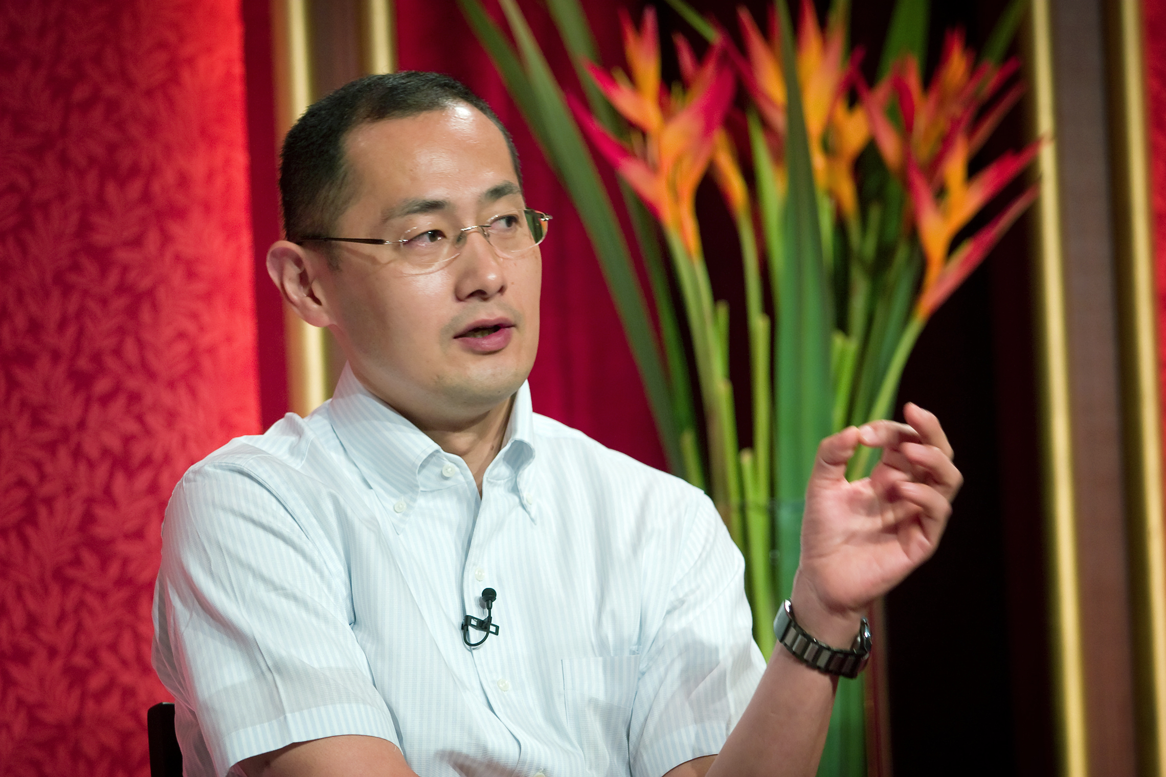 Nobel Prize-winning stem cell researcher, Dr. Shinya Yamanaka, addresses student delegates at the 2008 Summit.