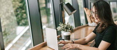 Vrouwen die op de laptop werken en lachen