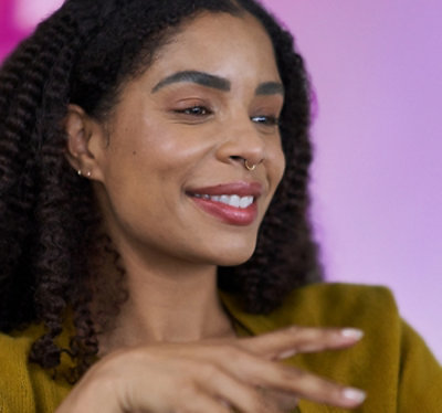 مساحة مكتبية حديثة وفارغة بأرضيات مبلطة وجدران بيضاء ونوافذ كبيرة تسمح بدخول الضوء الطبيعي