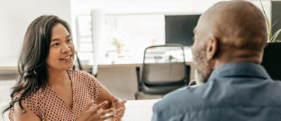Dos empleados están hablando de algo.