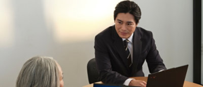 검은 정장을 입고 일하며 토론하는 남성