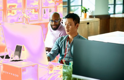 Due persone che lavorano al computer