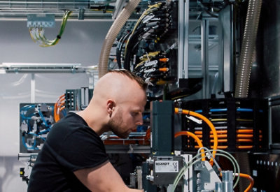 Egy férfi elektromos vezetékeken dolgozik.