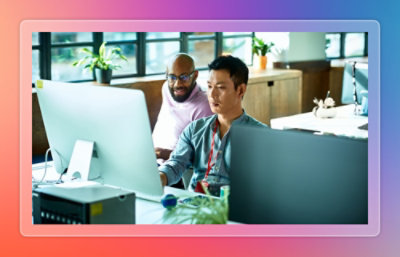 Des personnes travaillant ensemble à un bureau.