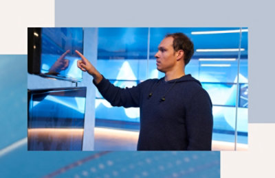 Човек сочи към екран.