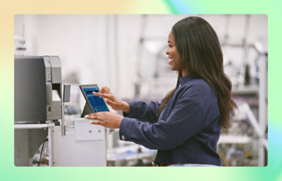 En kvinne med jakke som jobber ved et skrivebord.