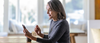 Donna che si scatta un selfie con il dispositivo mobile.