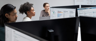 Um grupo de pessoas trabalhando em computadores.