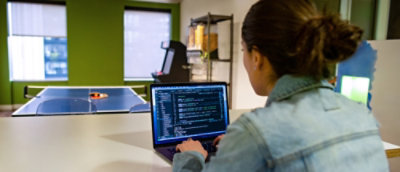 一個人正在使用電腦工作