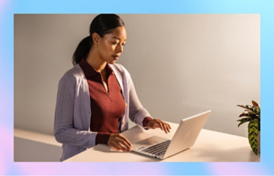 Una mujer trabajando en un portátil