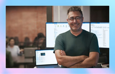 Una persona davanti a uno schermo del computer