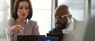 Zwei Personen, die während der Arbeit am Laptop diskutieren