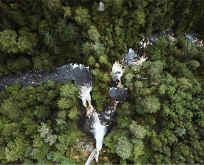 Une cascade entourée d’arbres.