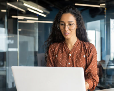 A women working on laptop.
