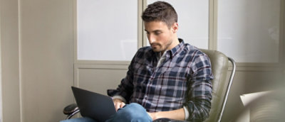 Un homme travaillant sur un ordinateur portable.