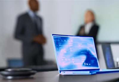 Kaks inimest räägivad üksteisega