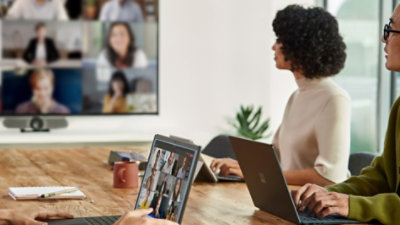 Groupe de personnes utilisant des ordinateurs portables et participant à une vidéoconférence