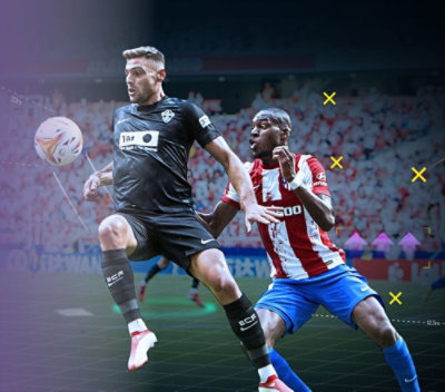 Due uomini che giocano a football in uno stadio