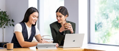 Một nhóm phụ nữ đang nhìn vào chiếc máy tính xách tay.