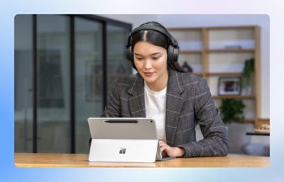 Une femme portant un casque et utilisant une tablette.