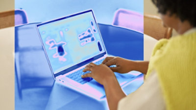 Seseorang mengetik di laptop dengan overlay bergaya termal.