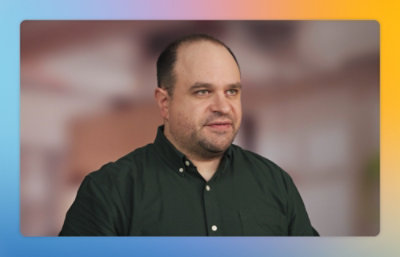 Persona che parla davanti alla telecamera in uno studio