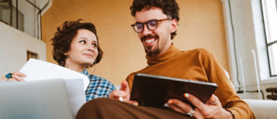 Due persone che lavorano su un tablet