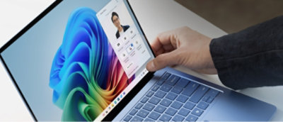 La main d’une personne touchant un ordinateur portable.