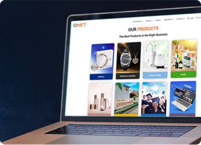 מחשב נישא מציג את אתר האינטרנט של QNET המציג קטגוריות מוצרים שונות, ביניהם בריאות גופנית ונפשית, שעונים ותכשיטים