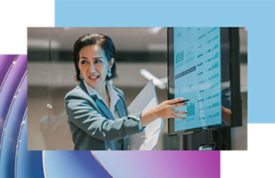 Žena pokazuje nešto na ekranu