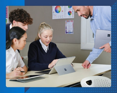Un groupe d’élèves et un enseignant utilisant ensemble une tablette dans une salle de classe.