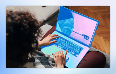 Eine Person, die einen Laptop verwendet.