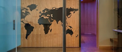 Een kaart van de wereld op een houten muur.