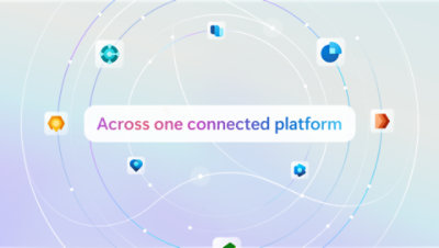 Τρεις συνάδελφοι συζητούν γύρω από ένα τραπέζι.