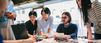 Grupo de personas debatiendo.