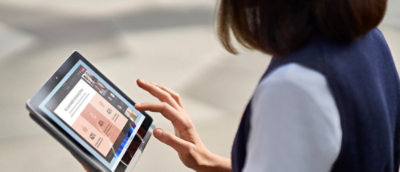 une femme utilisant une tablette