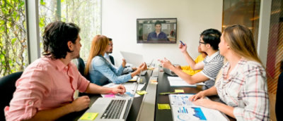 un grupo de personas debatiendo.