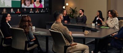 Skupina ljudi koji razgovaraju.