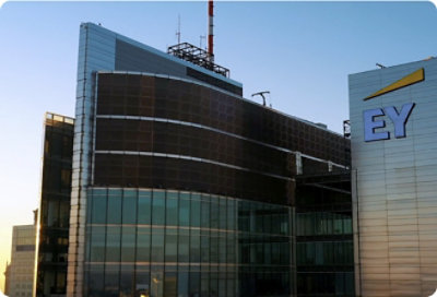 Низкий ракурс здания с надписью EY.