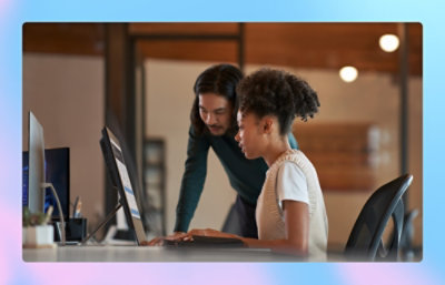 Мужчина и женщина смотрят на компьютер.