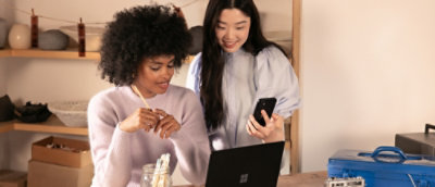 兩人同時注視著手機內容