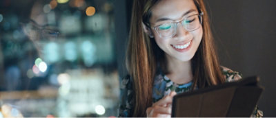 Primer plano de una mujer con especificaciones mirando la tableta